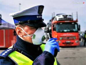 Środki ochrony sanitarnej na bieżąco trafiają do policjantów