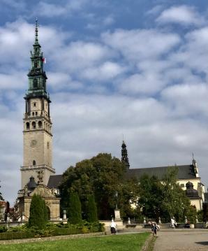 Słowo na niedzielę 19 września z Częstochowy. To tu Błogosławiony Kardynał Stefan Wyszyński składał Śluby Jasnogórskie. A Prezydent, Premier i Marszałek Sejmu po Beatyfikacji - wieńce pod jego pomnikiem