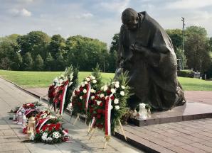 Słowo na niedzielę 19 września z Częstochowy. To tu Błogosławiony Kardynał Stefan Wyszyński składał Śluby Jasnogórskie. A Prezydent, Premier i Marszałek Sejmu po Beatyfikacji - wieńce pod jego pomnikiem