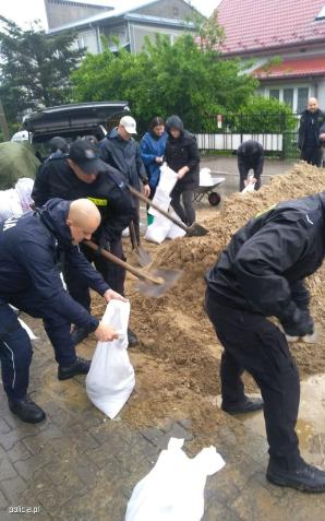 Działania policjantów w związku z podtopieniami