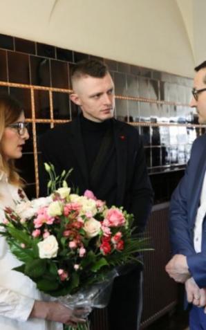 [VIDEO] Premier Mateusz Morawiecki z odwiedzinami i prezentem u pierwszych w Polsce sześcioraczków