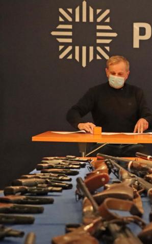 Mazowieccy policjanci przekazali broń do muzeum