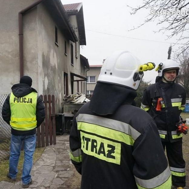 Policjanci uratowali lokatorów z pożaru