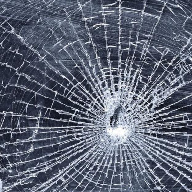 Wybił szybę w witrynie sklepowej i zniszczył kilka donic z kwiatami – został zatrzymany przez policjantów