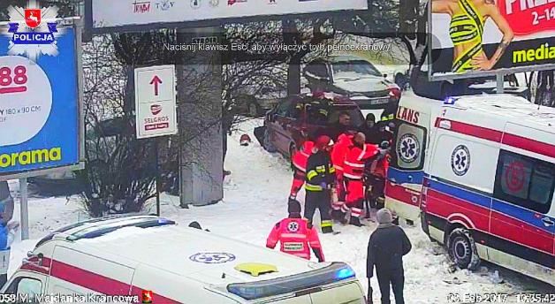 [VIDEO] Kierowca dostał zawału, pojazd wyleciał z drogi i potrącił pieszą! 