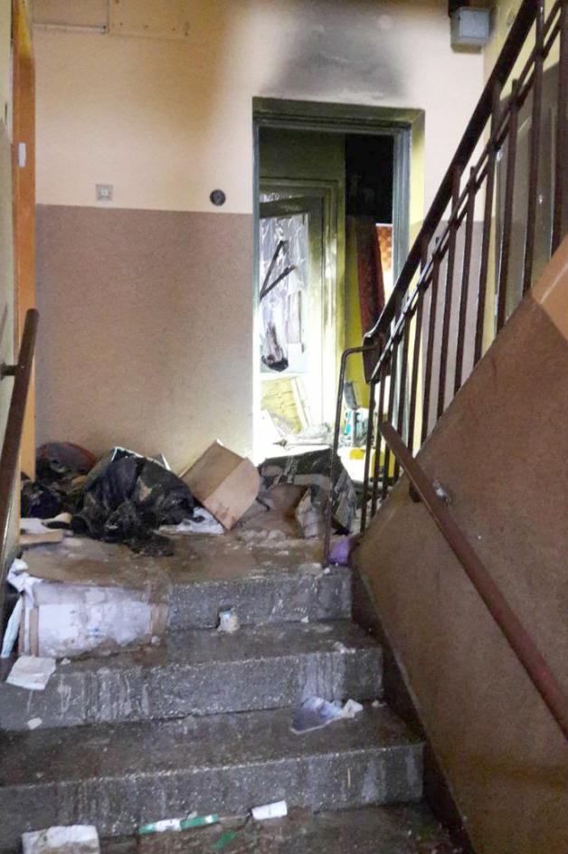 Policjanci wynieśli mężczyznę z płonącego mieszkania