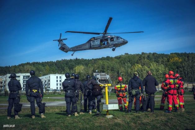 Black Hawk, z pokładu którego pomagali gasić pożary w Turcji, nad Bałtykiem. Na okrętach i platformie wiertniczej ćwiczyli policyjni lotnicy i kontrterroryści