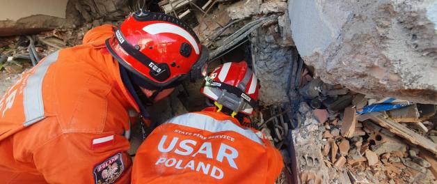 [VIDEO] Polscy strażacy z pomocą ratowniczą dla Turcji dotkniętej trzęsieniem ziemi